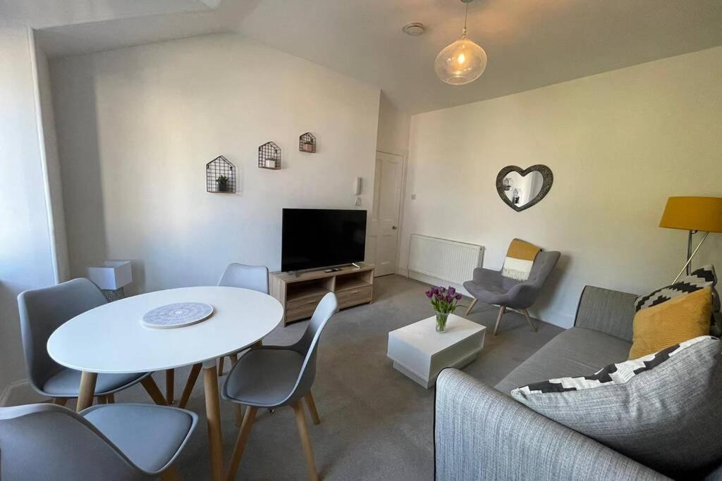 No 10 Immaculate City Centre, Top Floor 2 Bed Flat With Free Parking Inverness Zewnętrze zdjęcie
